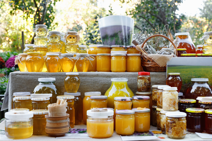 imker-blog-tipps_bienenzucht-profi-imkerarbeiten-honig-abfuellen-verkaufen-kerzen-giessen-oktober