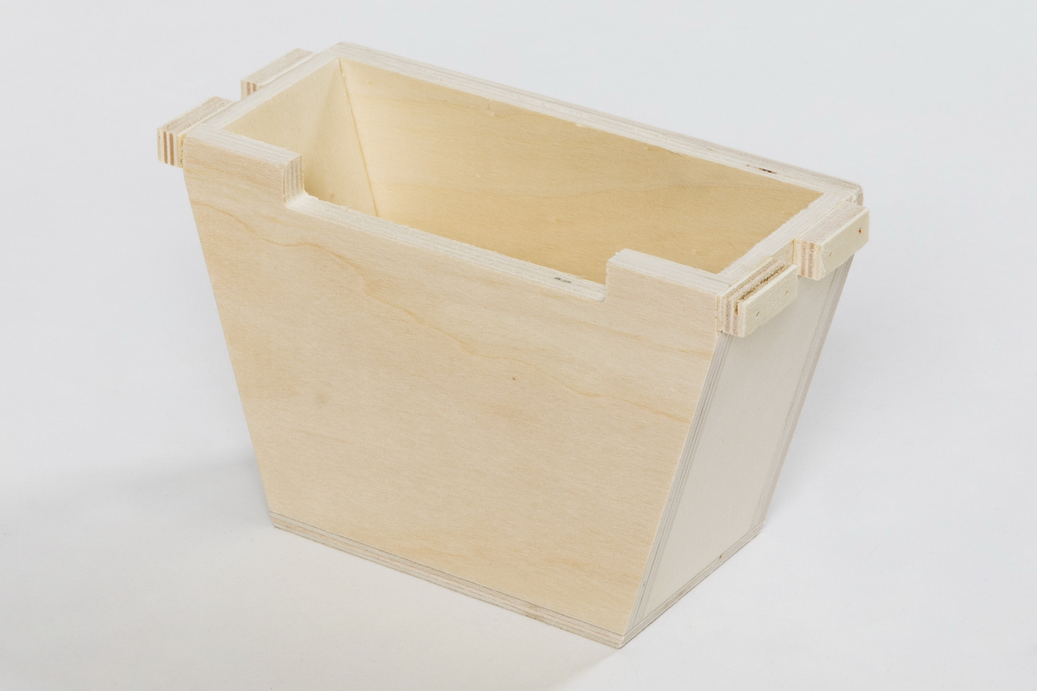 Kiel feed trough wood