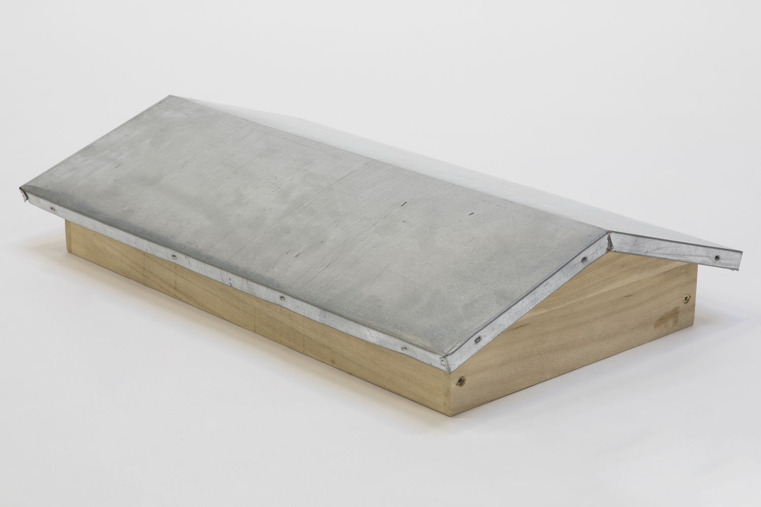 Satteldach mit Blechbeschlag für Ablegerkasten