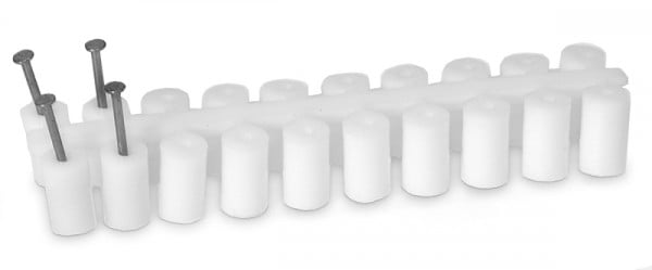 Abstandröllchen aus Plastik mit Nägel